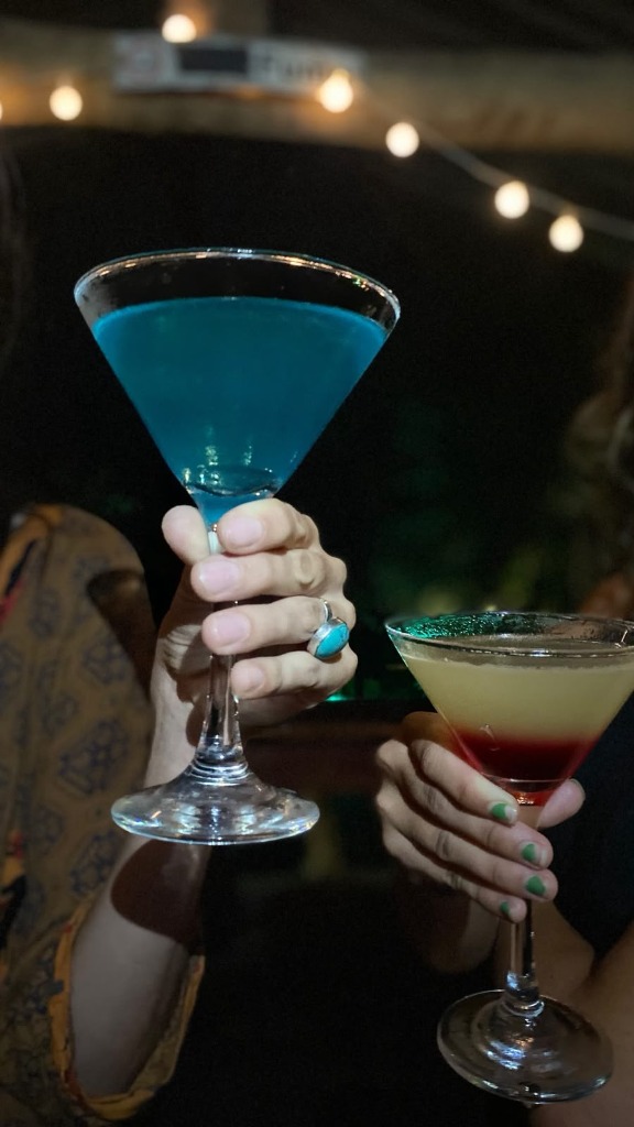 Brinde com drinks artesanais autorais no Bar na Árvore à noite