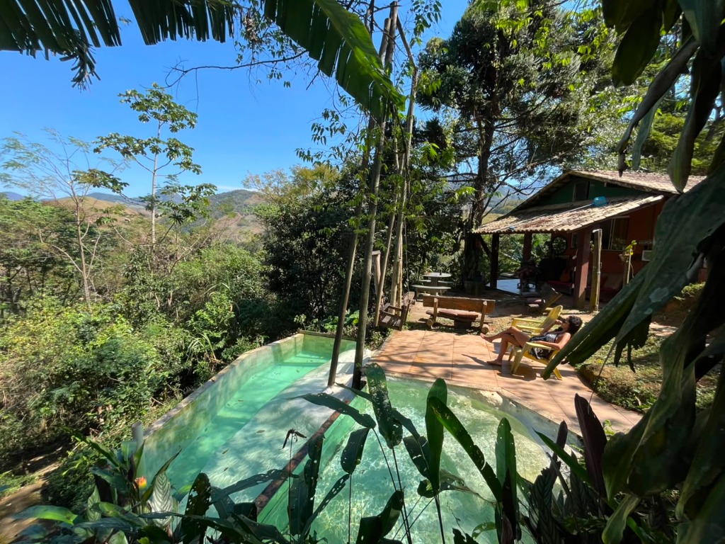Piscina natural de água de nascente com deck e espreguiçadeiras nas montanhas do Sana
